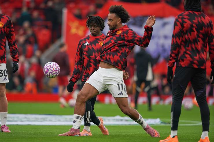 Zirkzee protegge il pallone 