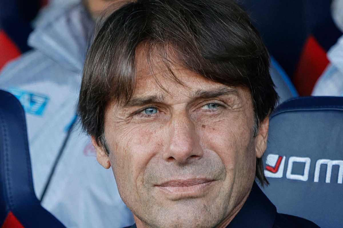 Antonio Conte pensieroso in panchina