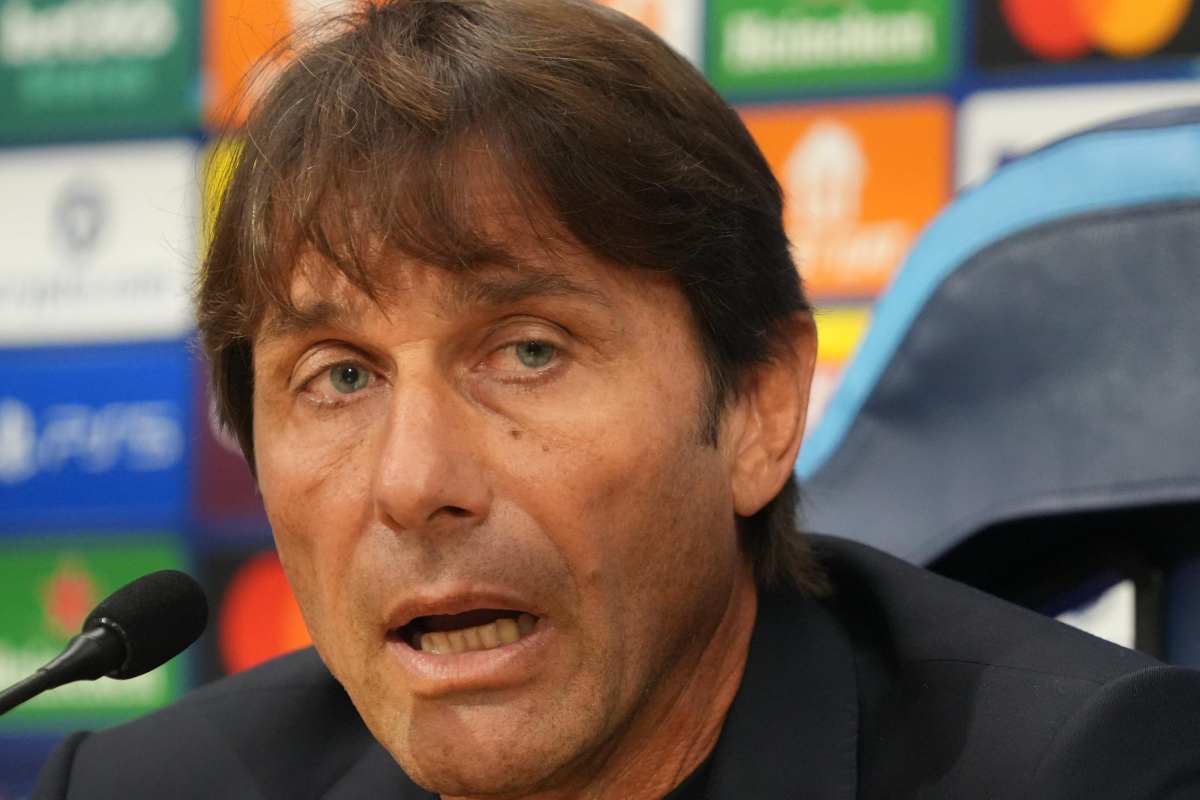 Antonio Conte basito in conferenza stampa