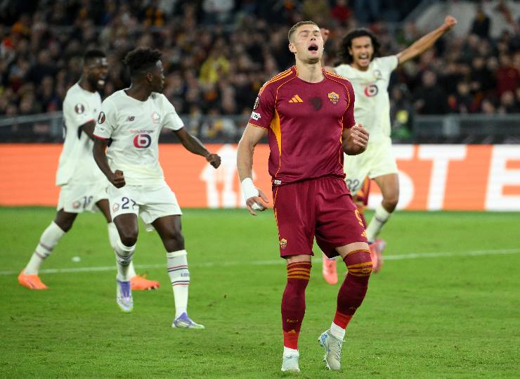 Dovbyk disperato con la maglia della Roma
