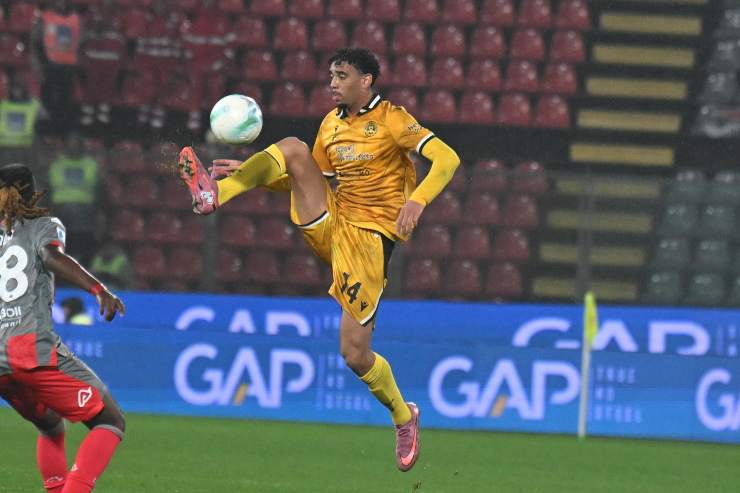 Atta aggancia un pallone volante