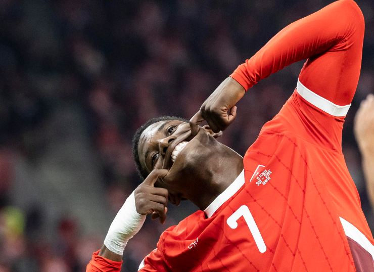 Breel Embolo esulta dopo un gol con la Svizzera