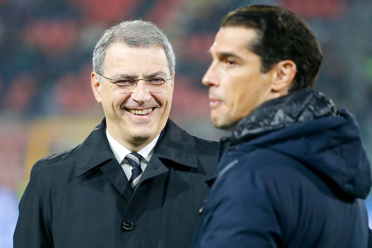 Comolli sorridente a bordocampo