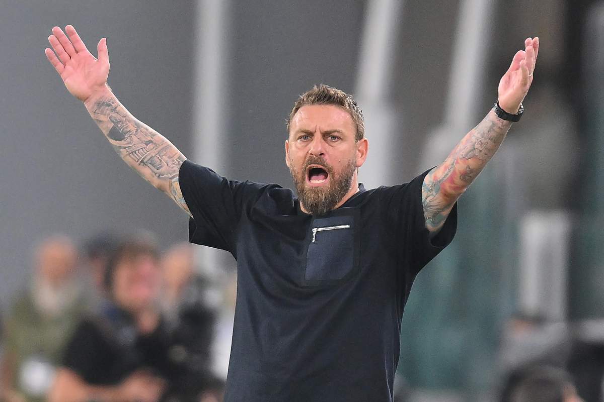 De Rossi sbraccia sulla panchina della Roma