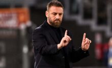 Daniele De Rossi dà indicazioni in panchina