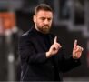 Daniele De Rossi dà indicazioni in panchina