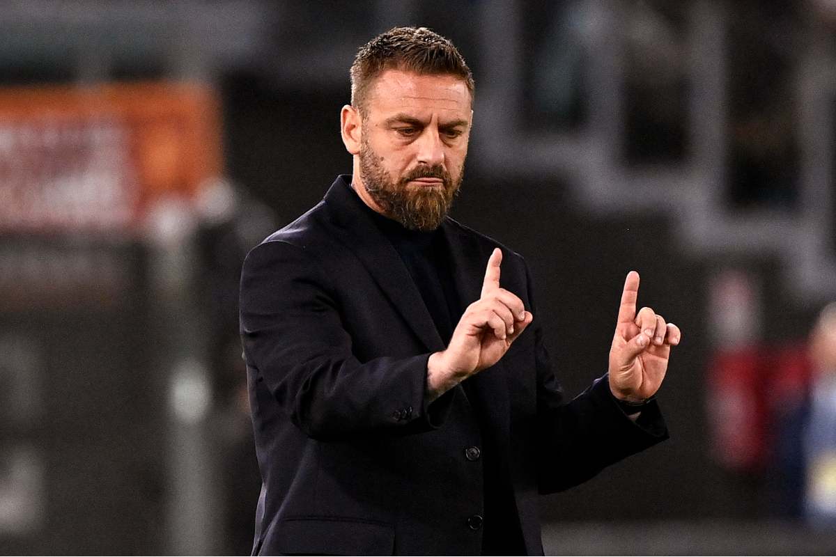 Daniele De Rossi dà indicazioni in panchina