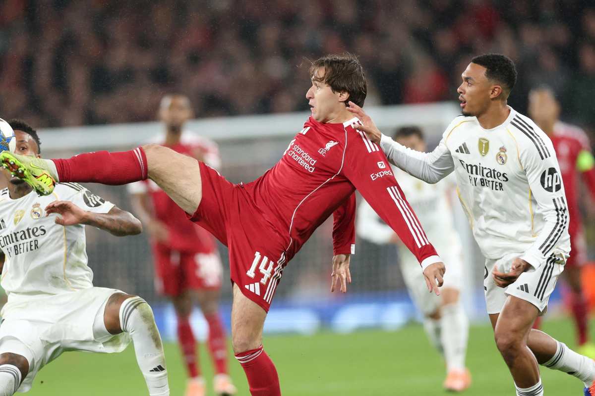 Federico Chiesa prova ad agganciare il pallone