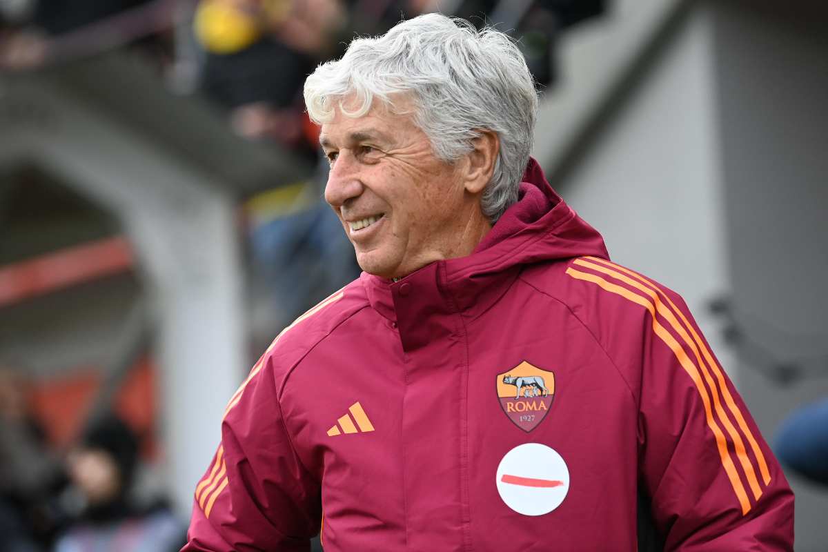 Gian Piero Gasperini della Roma sorride in panchina