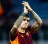 Gianluca Mancini applaude i tifosi della Roma