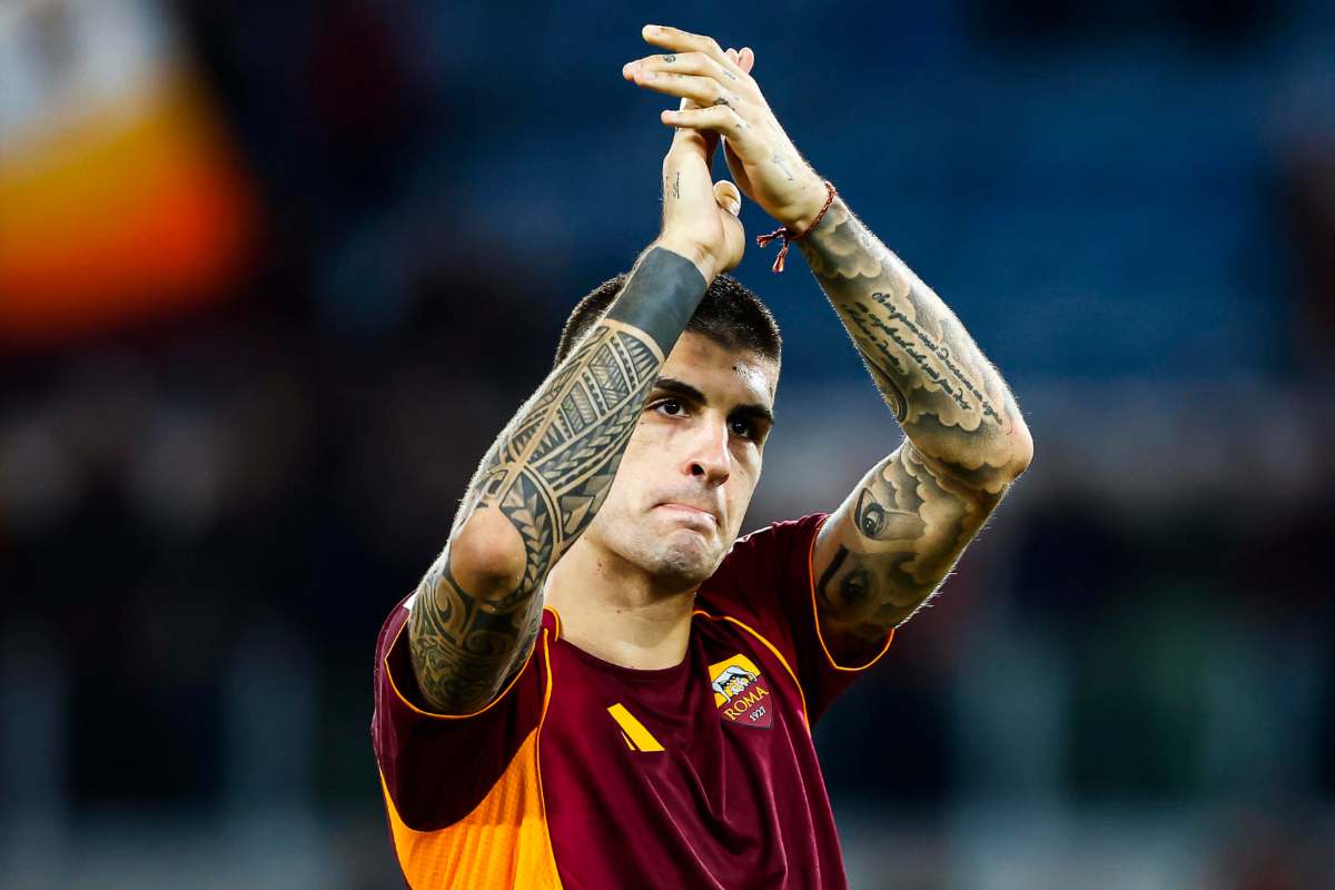 Gianluca Mancini applaude i tifosi della Roma