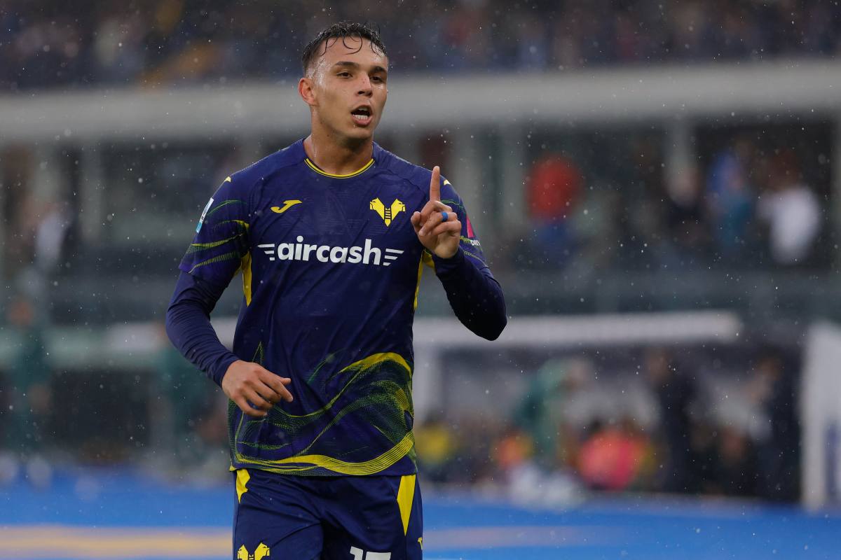 L'attaccante del Verona, Giovane, esulta dopo un gol