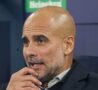 Pep Guardiola beffardo in panchina