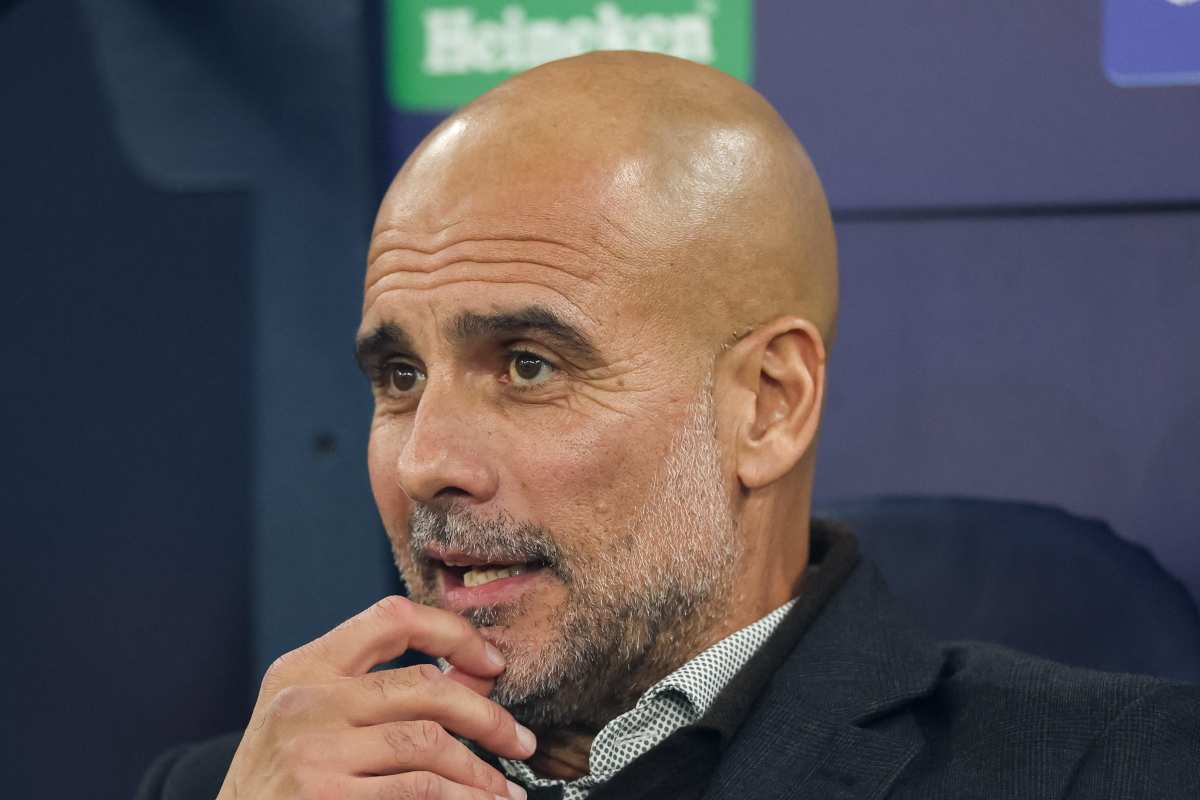 Pep Guardiola beffardo in panchina
