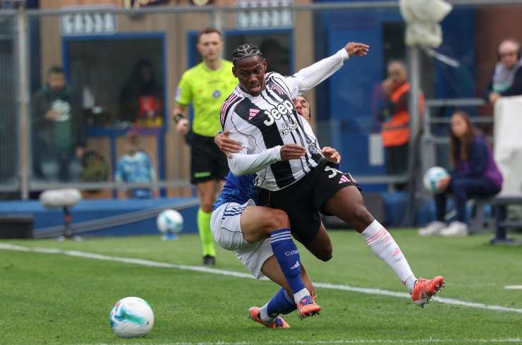 David prova a sgusciare dalla marcatura avversaria