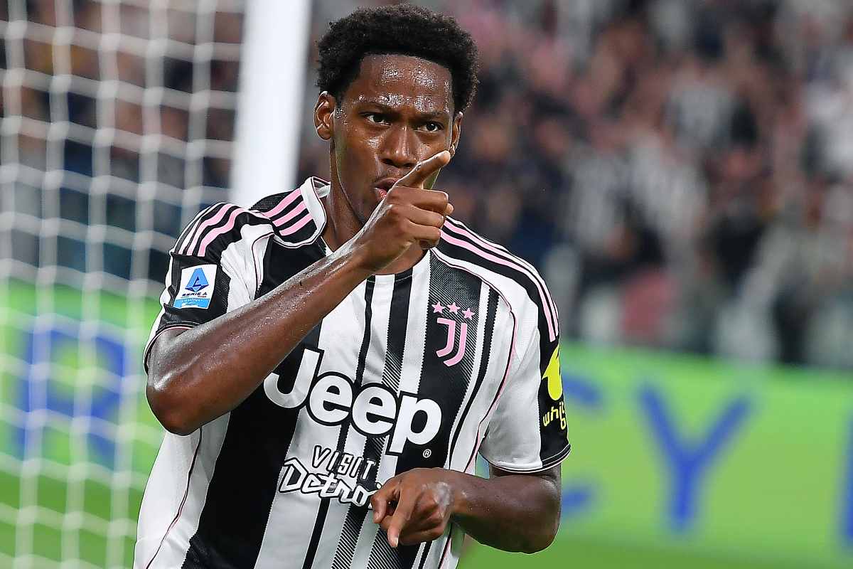 Jonathan David esulta con la maglia della Juve