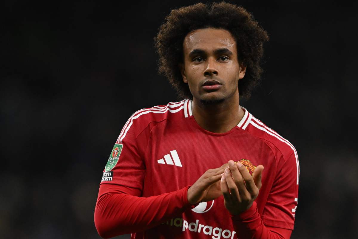 Joshua Zirkzee applaude in maglia United