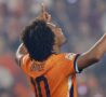 Zirkzee esulta con la maglia dell'Olanda