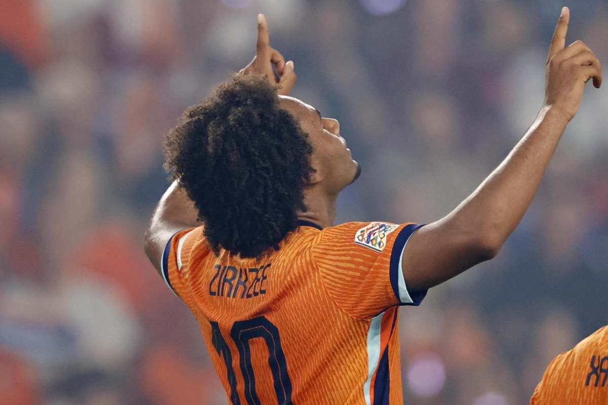 Zirkzee esulta con la maglia dell'Olanda