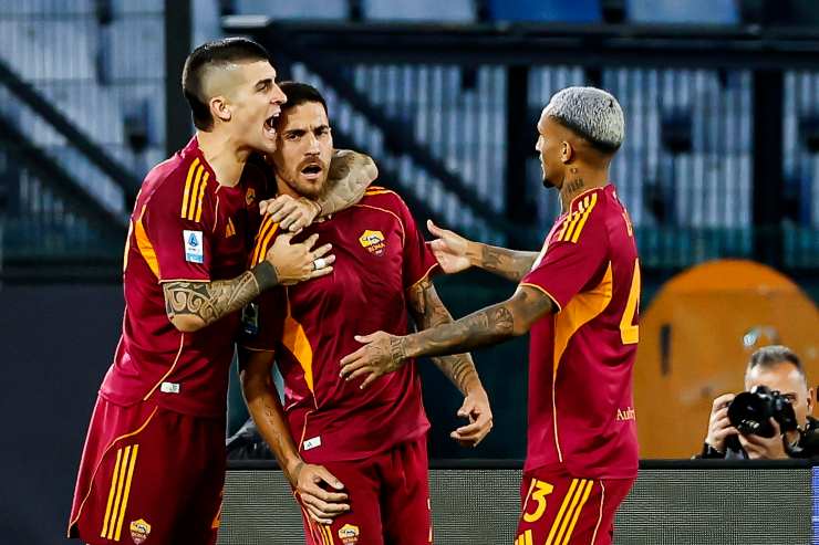 Lorenzo Pellegrini abbracciato da Mancini e Wesley