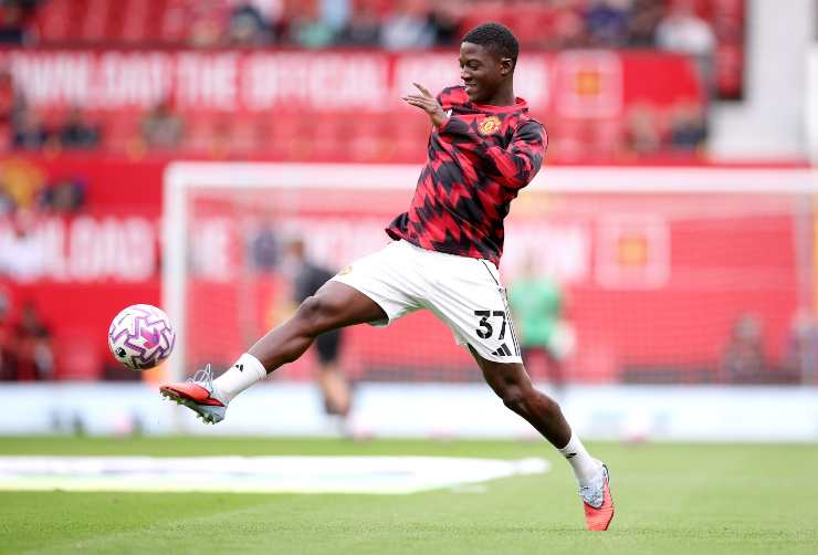 Mainoo prova ad agganciare un pallone durante la fase di riscaldamento