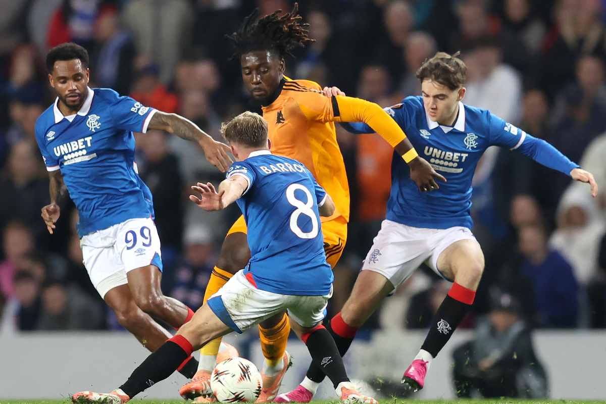 Man§ Koné accerchiato dai giocatori dei Rangers