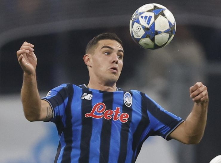 Nikola Krstovic in azione in Champions League