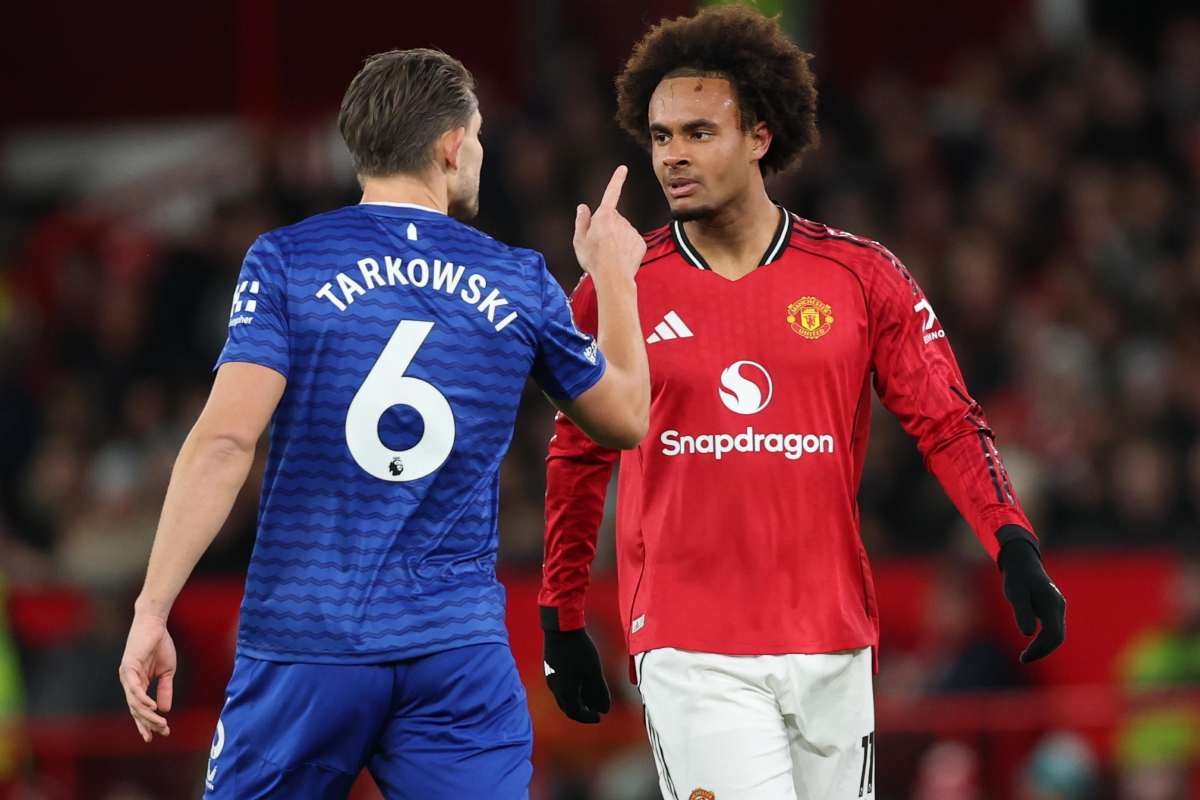 Tarkowski litiga con Zirkzee