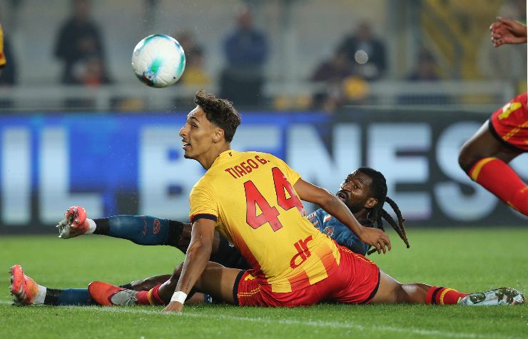 Il difensore del Lecce, Tiago Gabriel, in azione