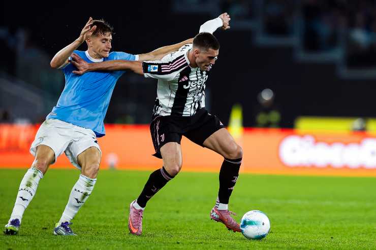 Dusan Vlahovic protegge il pallone dall'attacco di un avversario