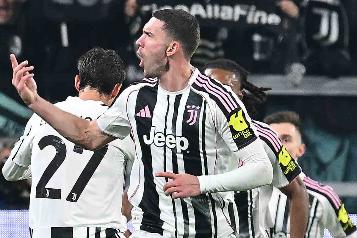 Dusan Vlahovic esulta dopo il gol