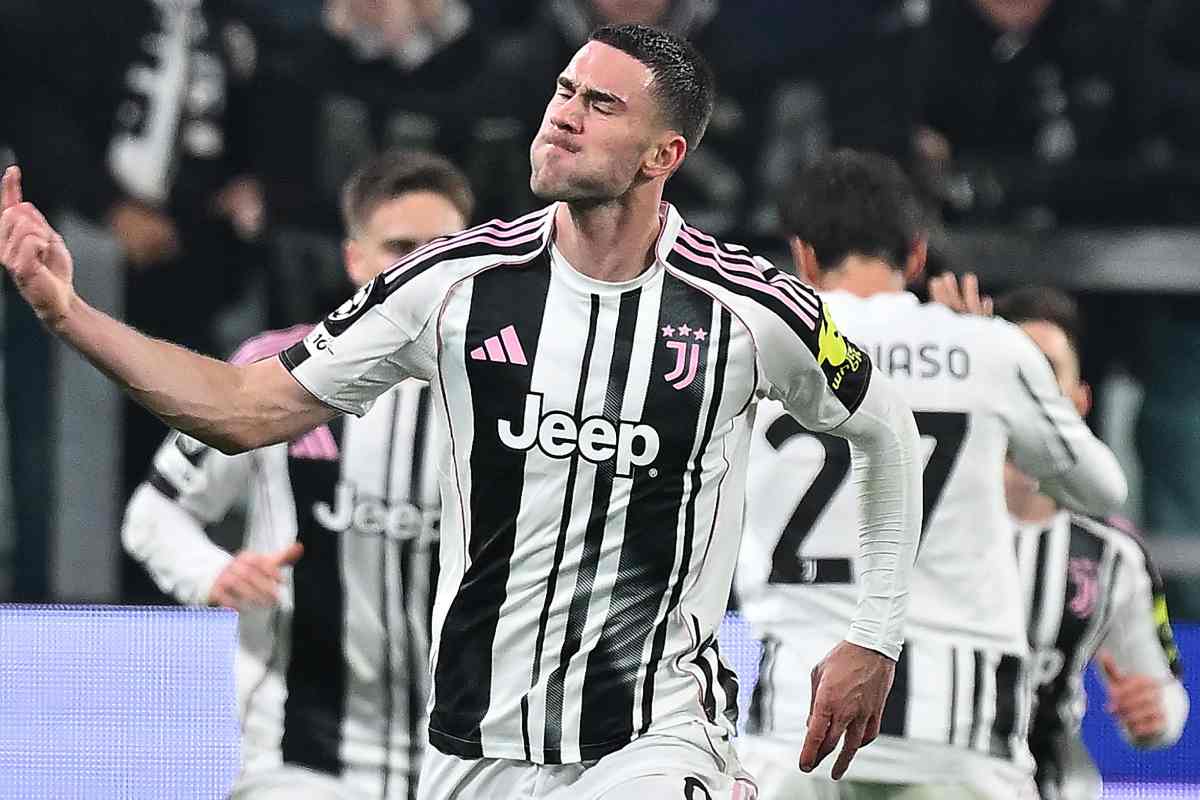 Dusan Vlahovic esulta dopo un gol