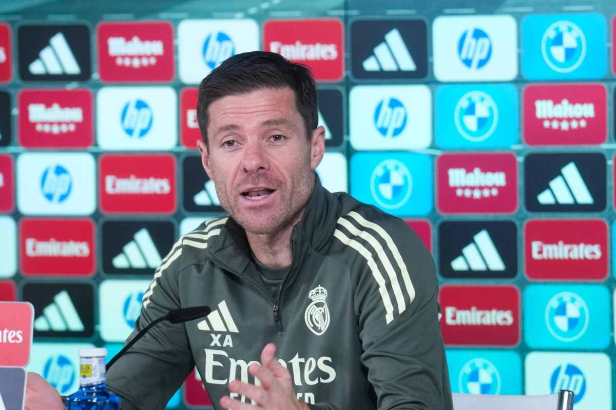 Xabi Alonso durante una conferenza stampa