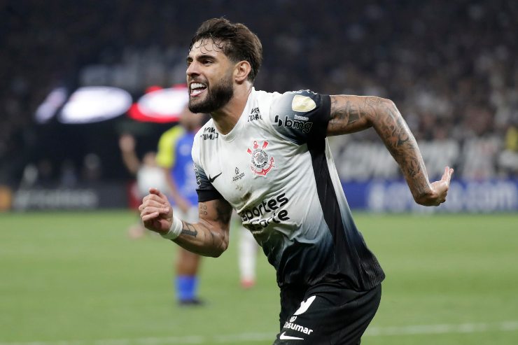 Yuri Alberto esulta con la maglia del Corinthians
