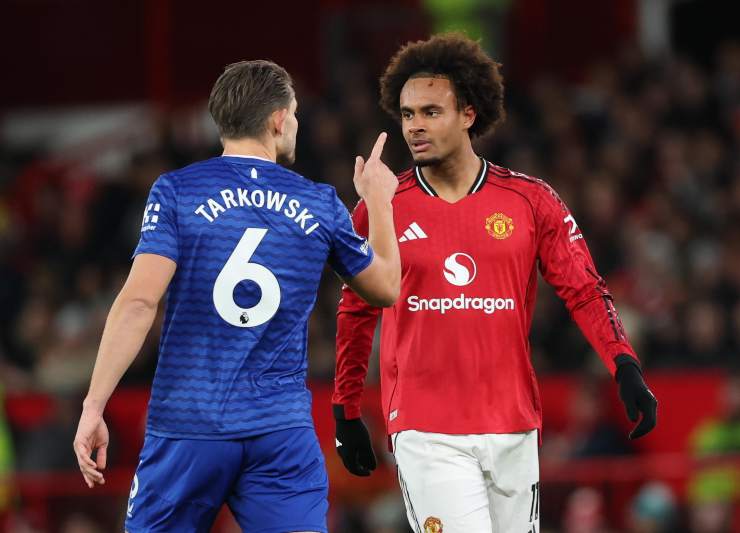 Zirkzee a muso duro con un avversario