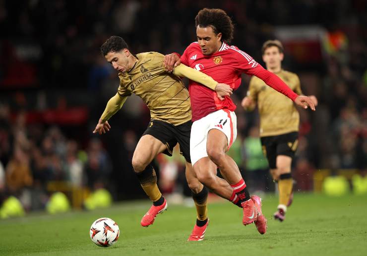 Zirkzee prova a vincere un duello corpo a corpo