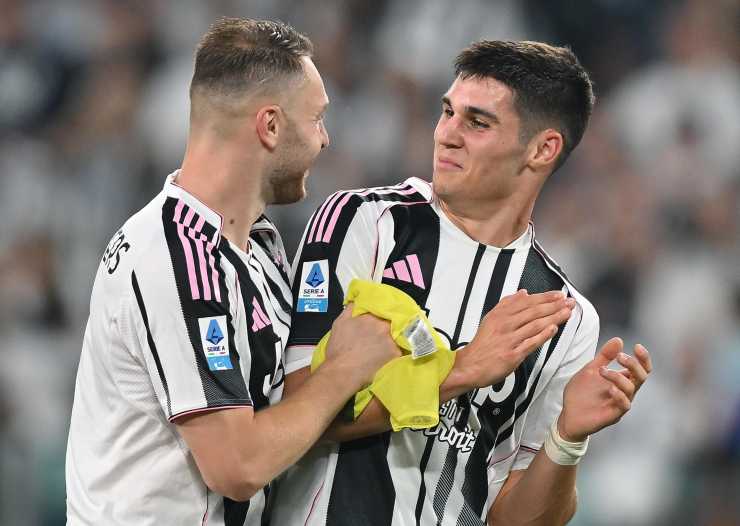 Adzic festeggia con Koopmeiners dopo il gol