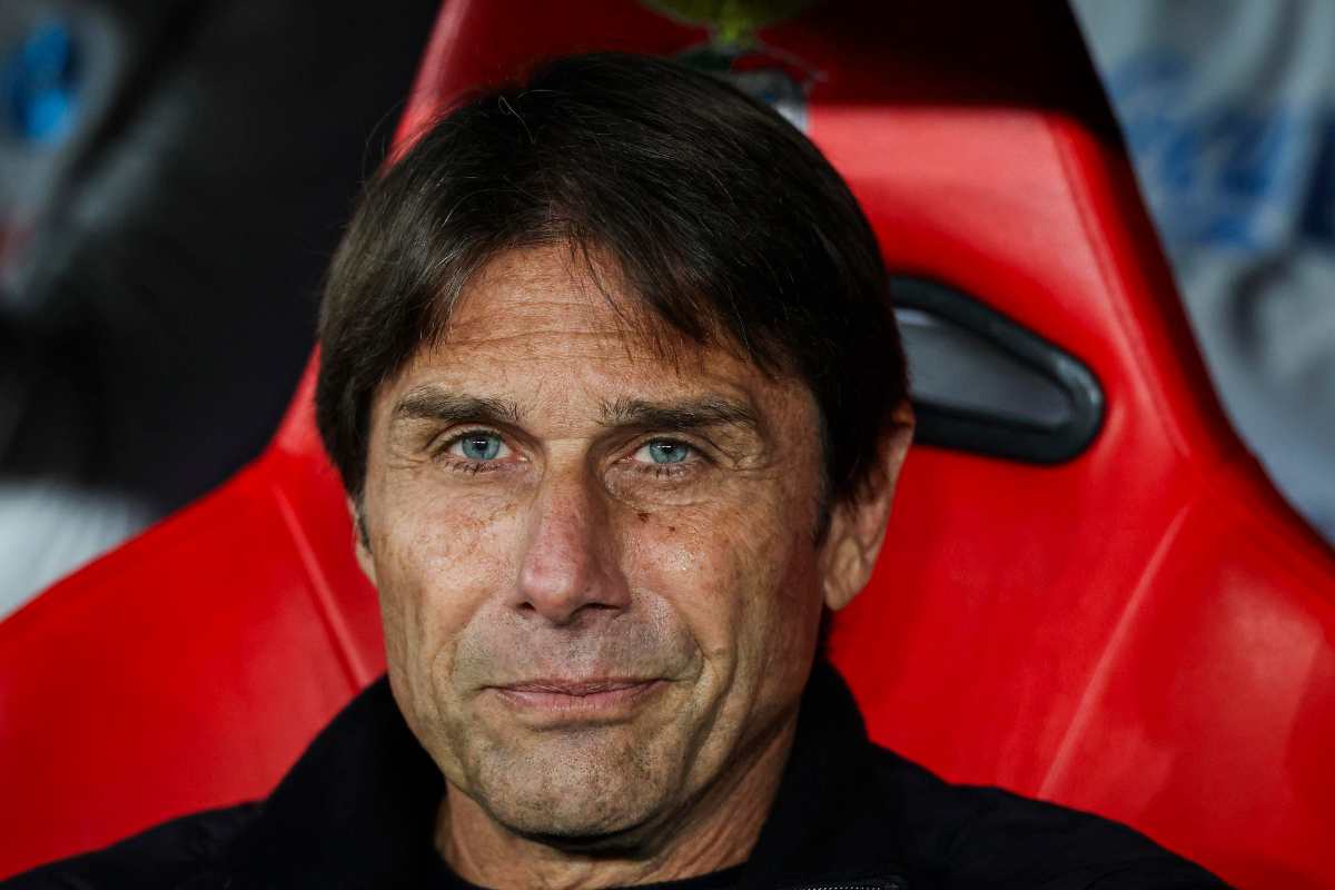 Antonio Conte in panchina prima del fischio d'inizio