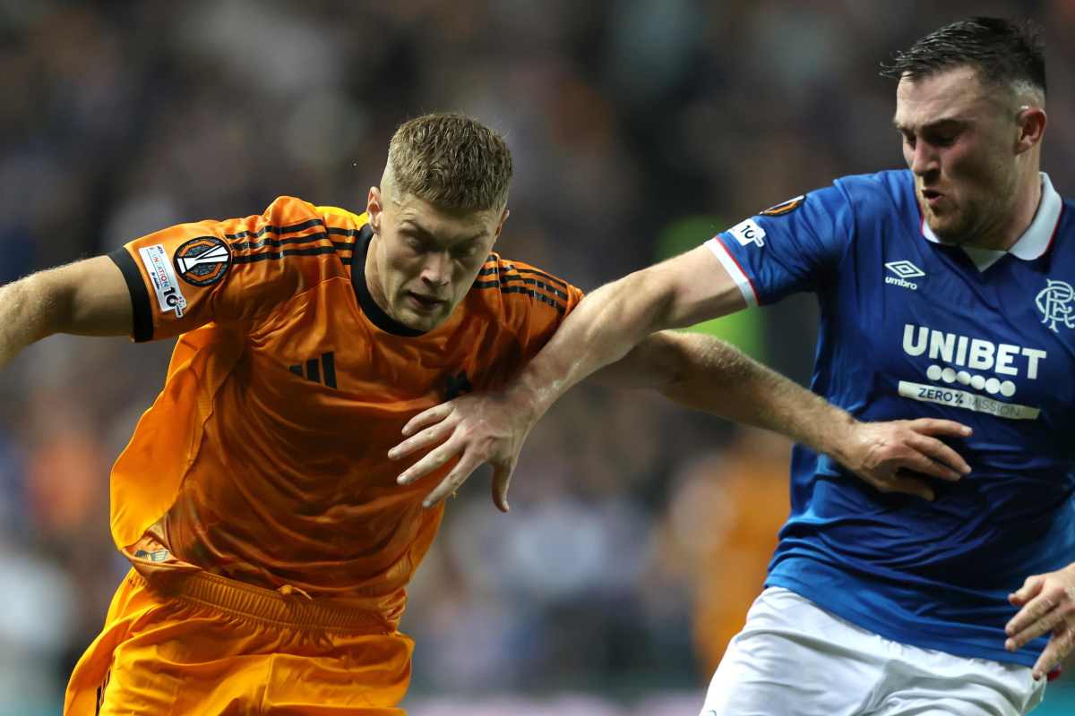 Artem Dovbyk a contrasto con il suo diretto marcatore