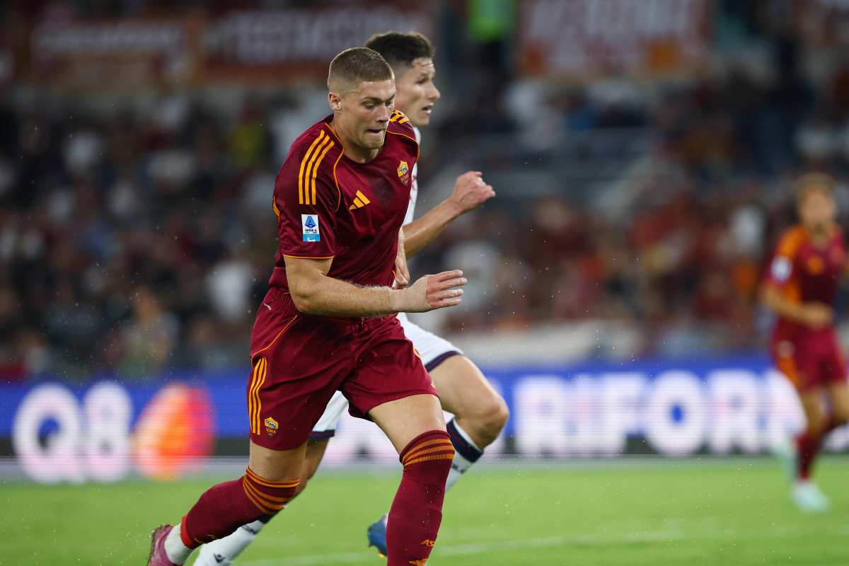 Artem Dovbyk si avventa sul pallone