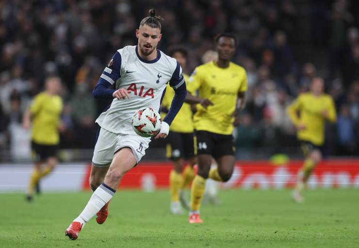 Dragusin - centrale del Tottenham - prova ad arrivare sul pallone