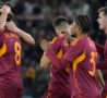 La Roma esulta compatta dopo un gol