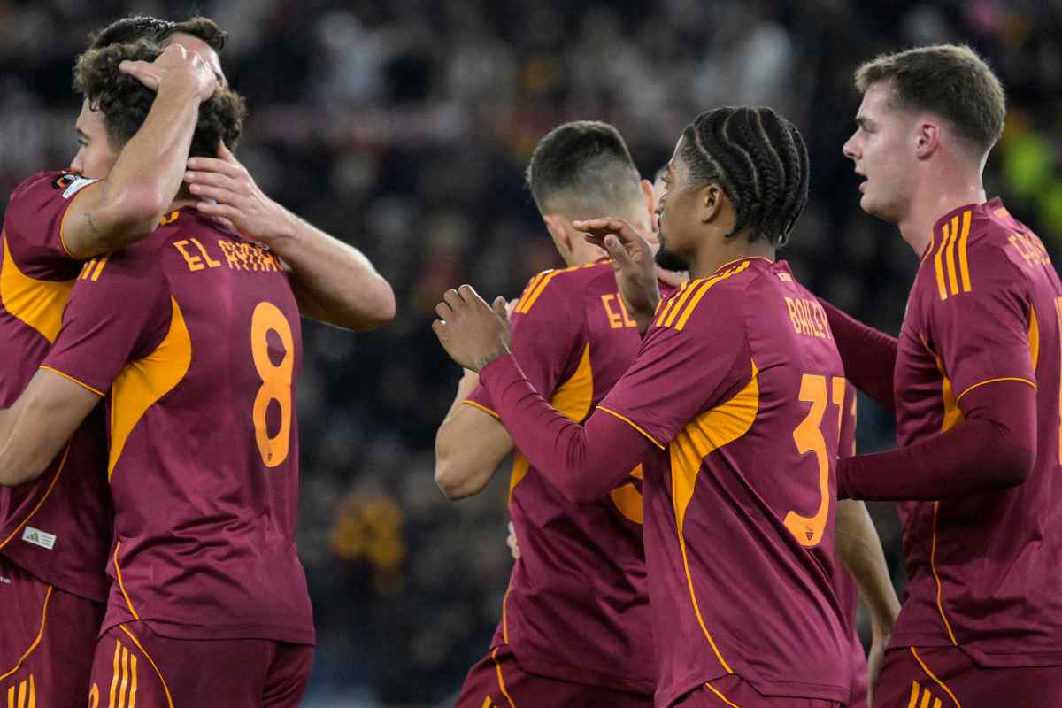 La Roma esulta compatta dopo un gol