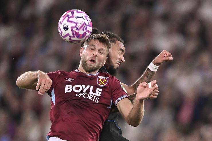 Fullkrug prova a colpire il pallone di testa