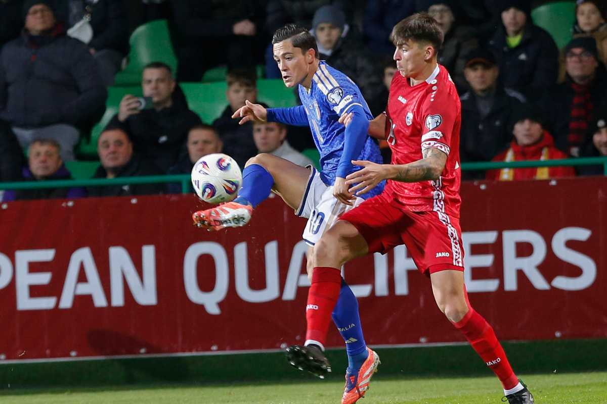 Giacomo Raspadori in azione con la Nazionale