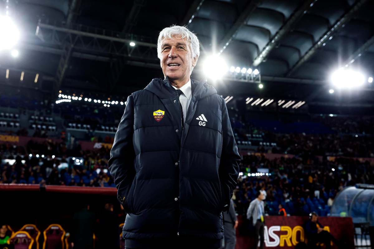 Gian Piero Gasperini sorride in panchina