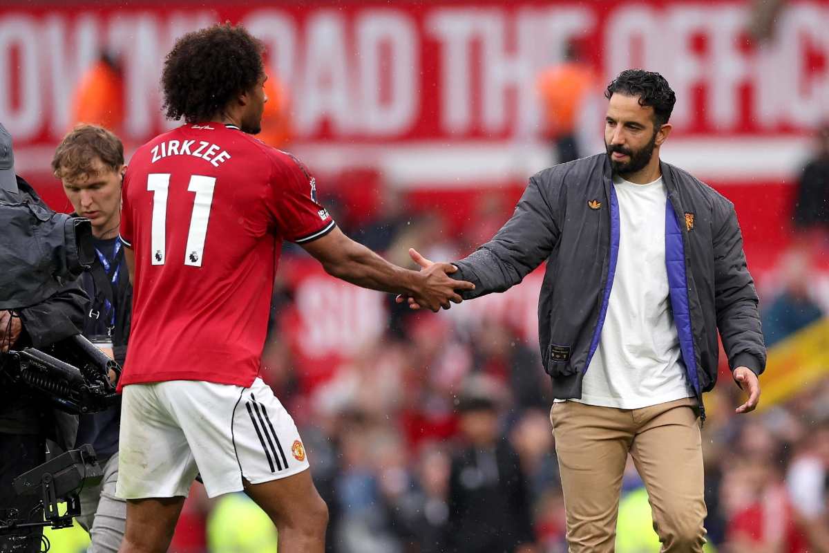 Joshua Zirkzee saluta Amorim