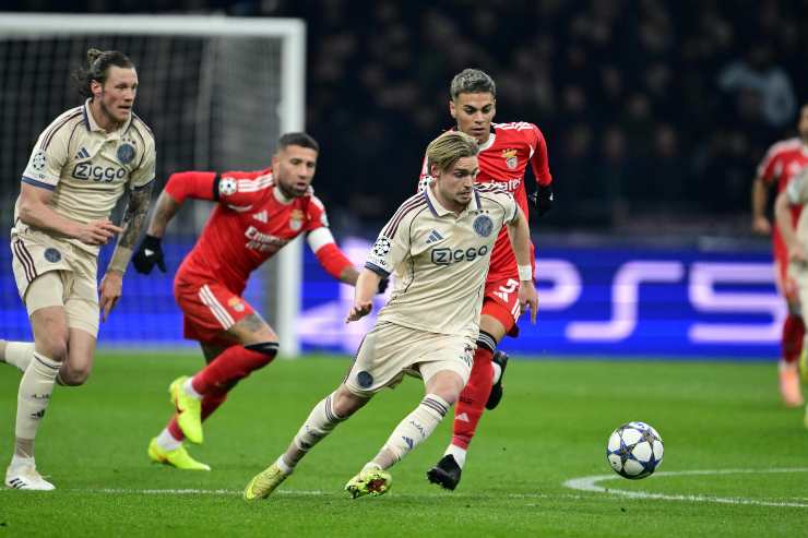 Kenneth Taylor si dirige verso il pallone