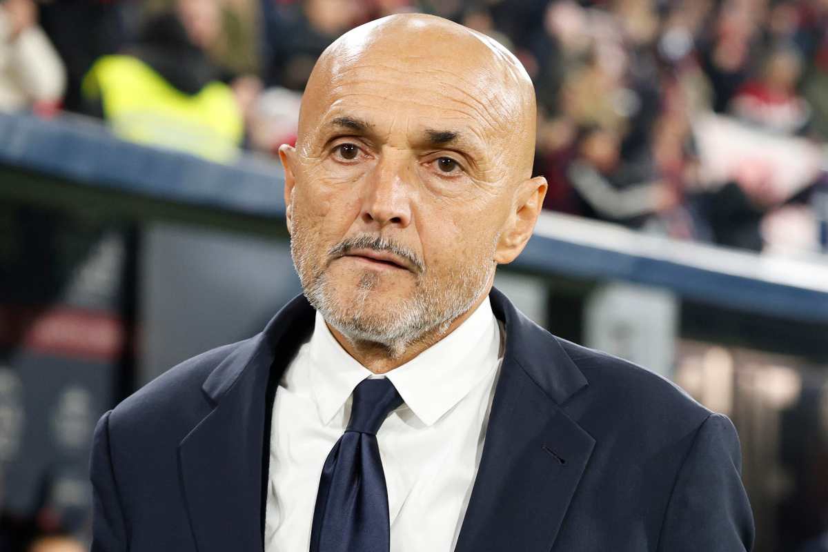 Luciano Spalletti perplesso in panchina