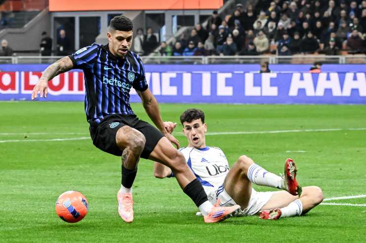 Sterzata di Luis Henrique che elude l'intervento avversario